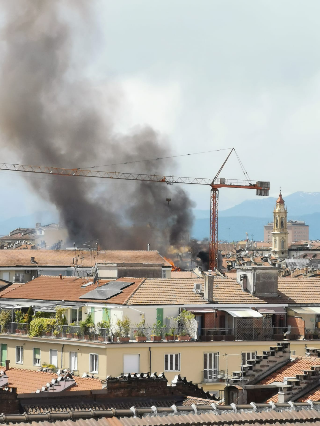 Violento incendio in via Vanchiglia, evacuato un palazzo